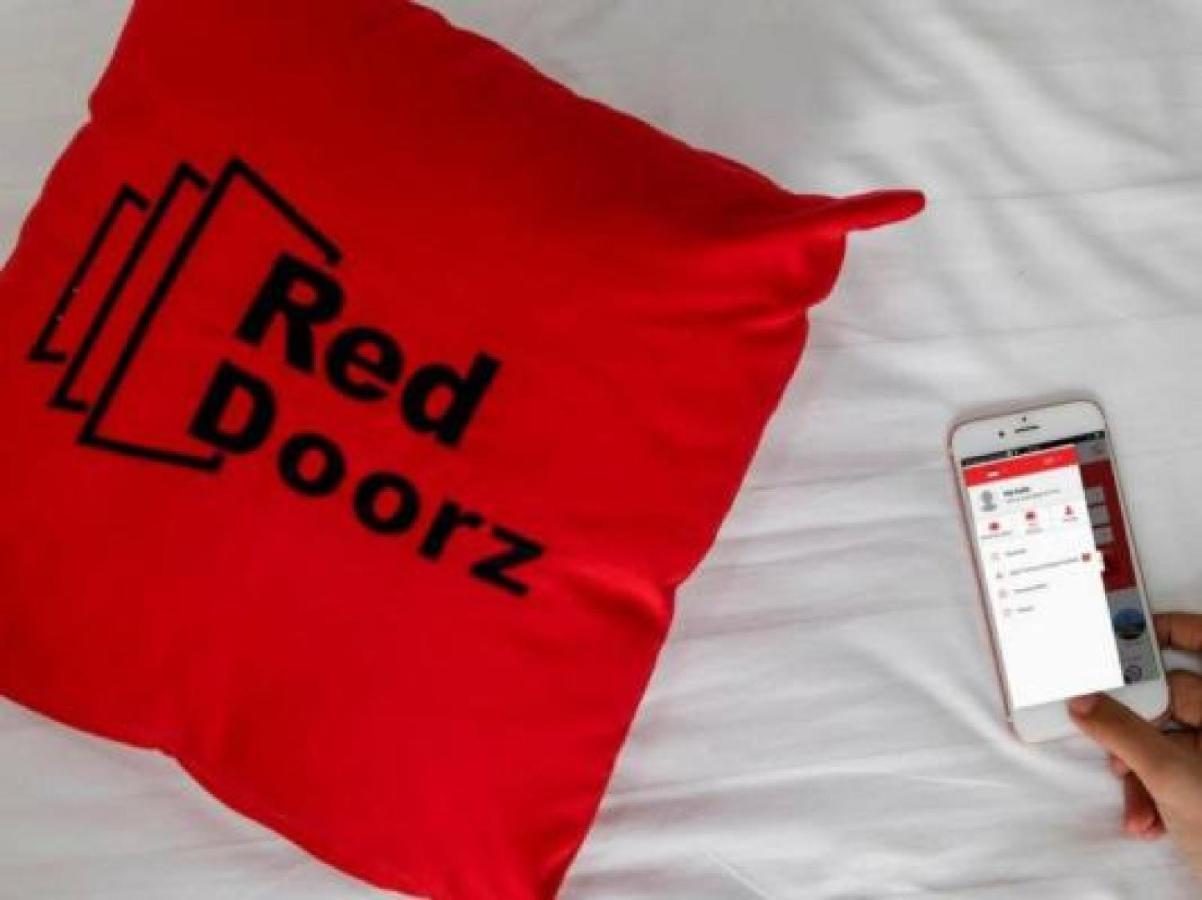 Reddoorz @ Genteng スラバヤ エクステリア 写真
