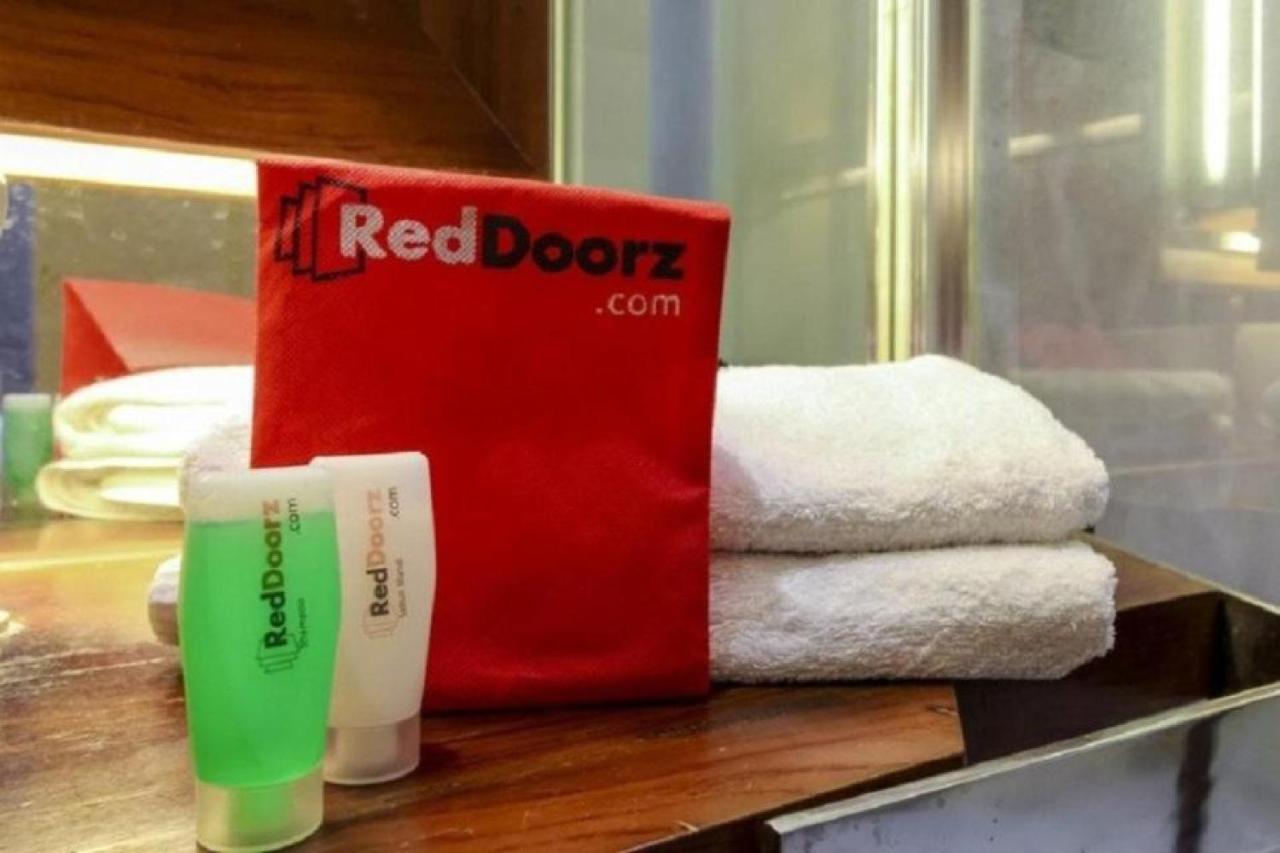 Reddoorz @ Genteng スラバヤ エクステリア 写真
