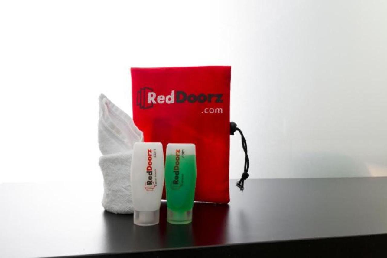Reddoorz @ Genteng スラバヤ エクステリア 写真